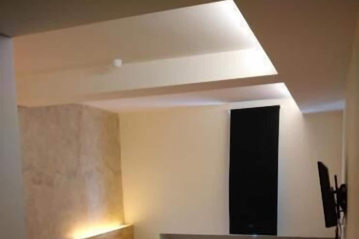 Meja kerja, kedap suara, dan Wi-Fi gratis