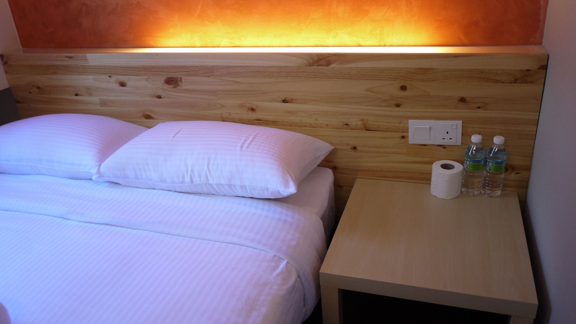 Meja kerja, kedap suara, dan Wi-Fi gratis