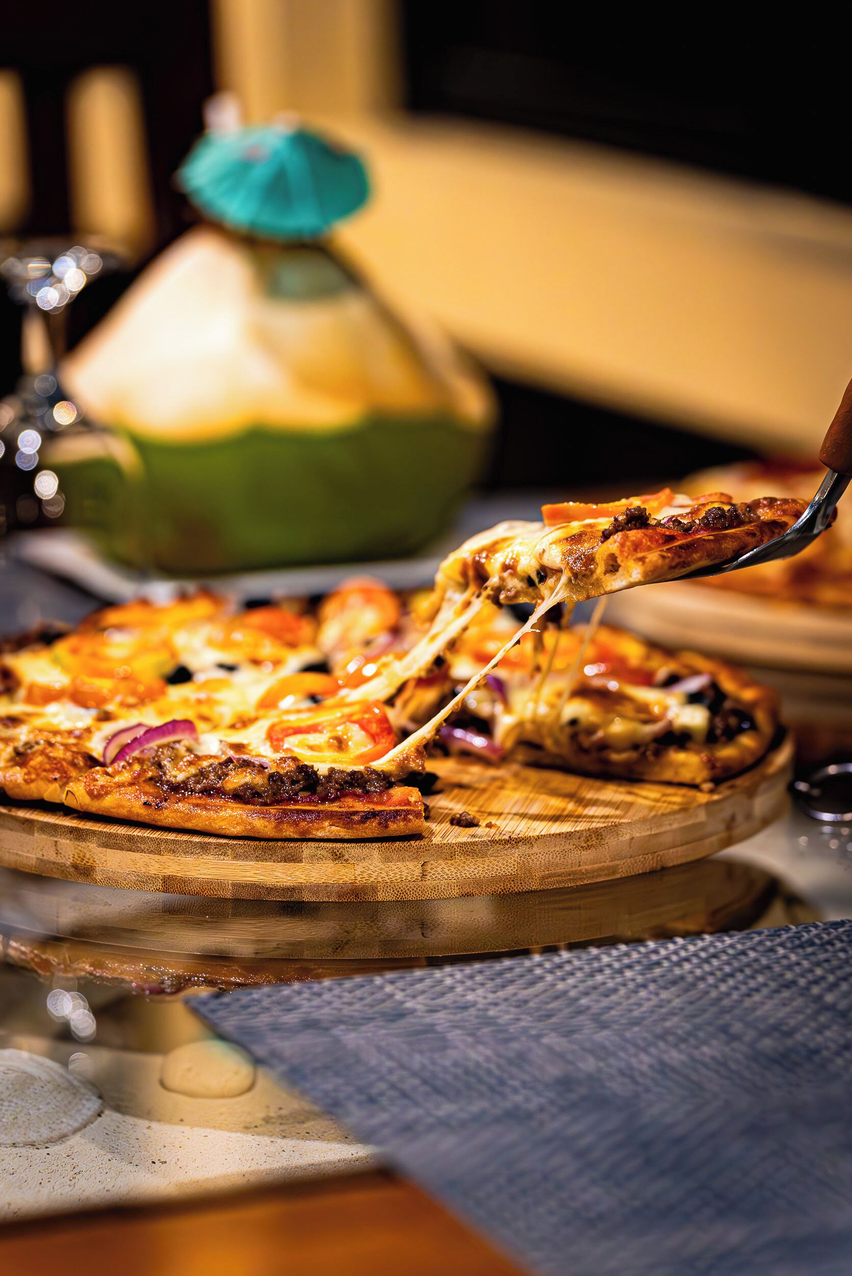 Una pizza con ingredientes que se levanta con un tenedor.
