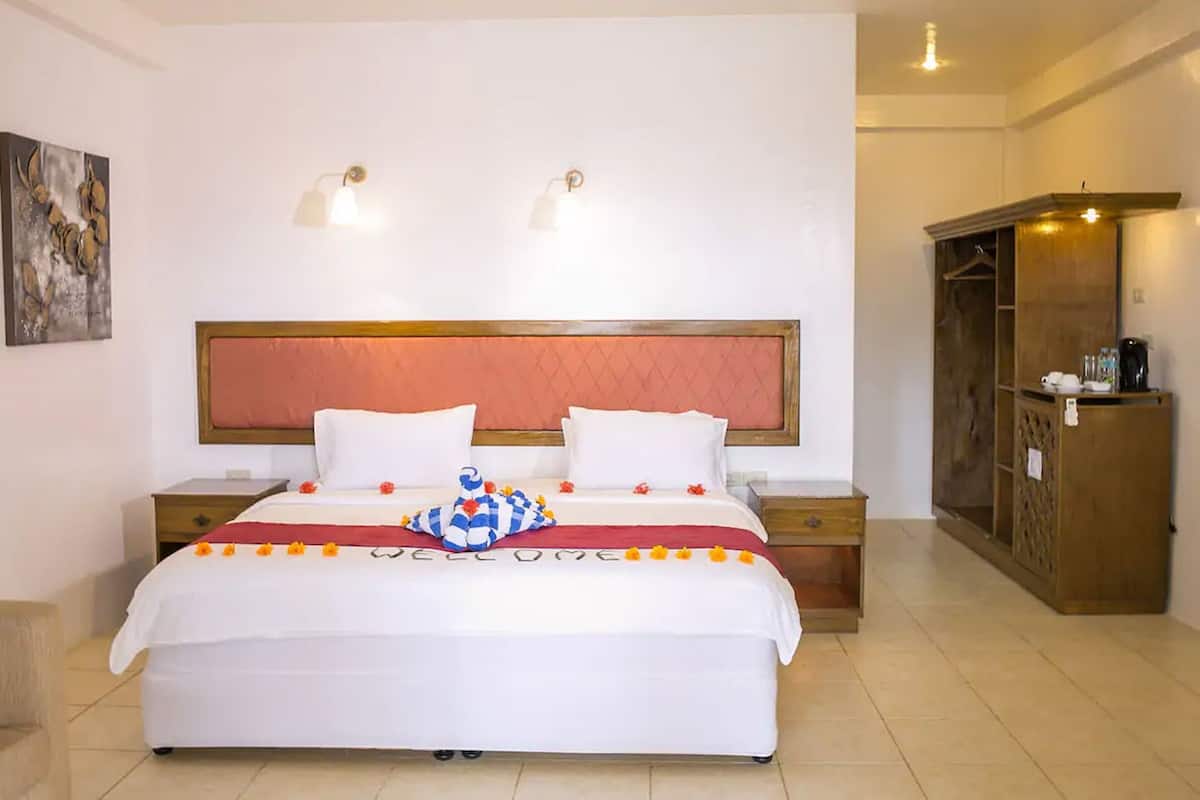 Kamar, pemandangan kebun | Minibar, brankas, meja kerja, dan tempat tidur bayi gratis