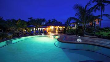 Ulkouima-allas, aurinkovarjoja, aurinkotuoleja