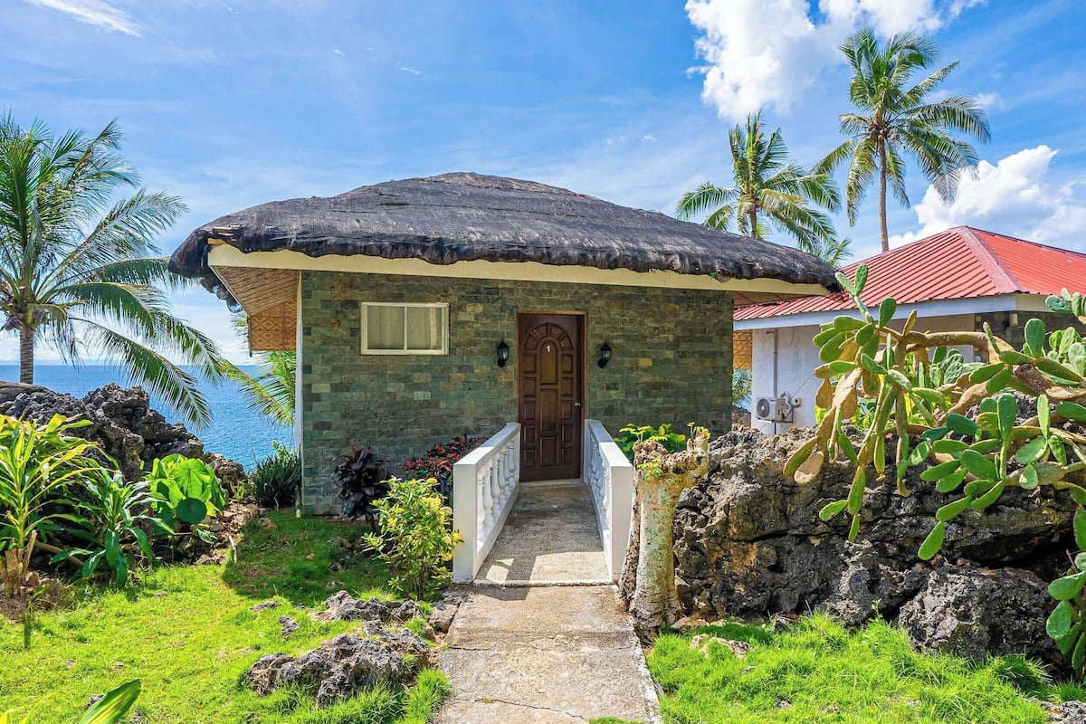 Bungalow Deluks, pemandangan samudra | Minibar, brankas, meja kerja, dan tempat tidur bayi gratis