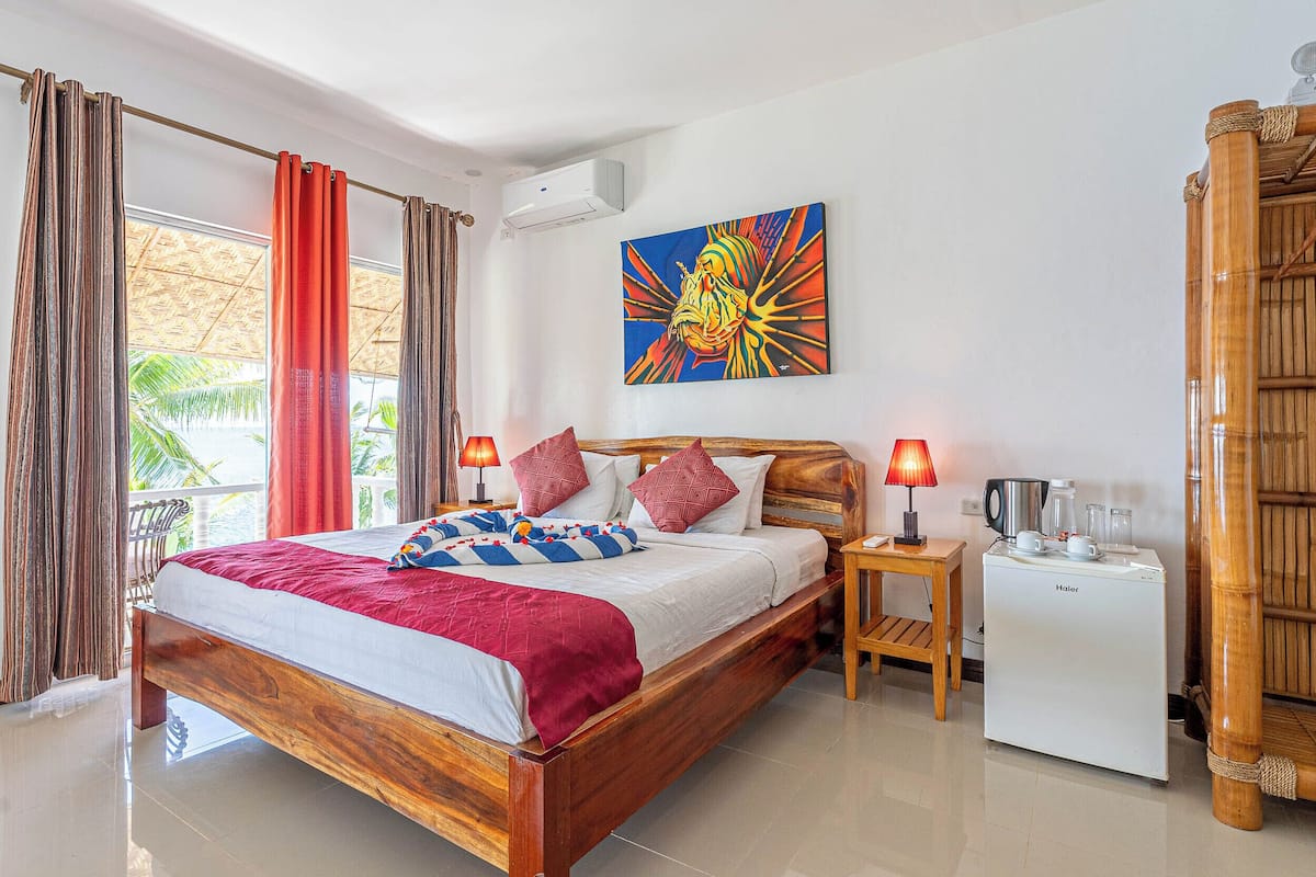 Bungalow Deluxe, quang cảnh biển | Minibar, két bảo mật tại phòng, bàn