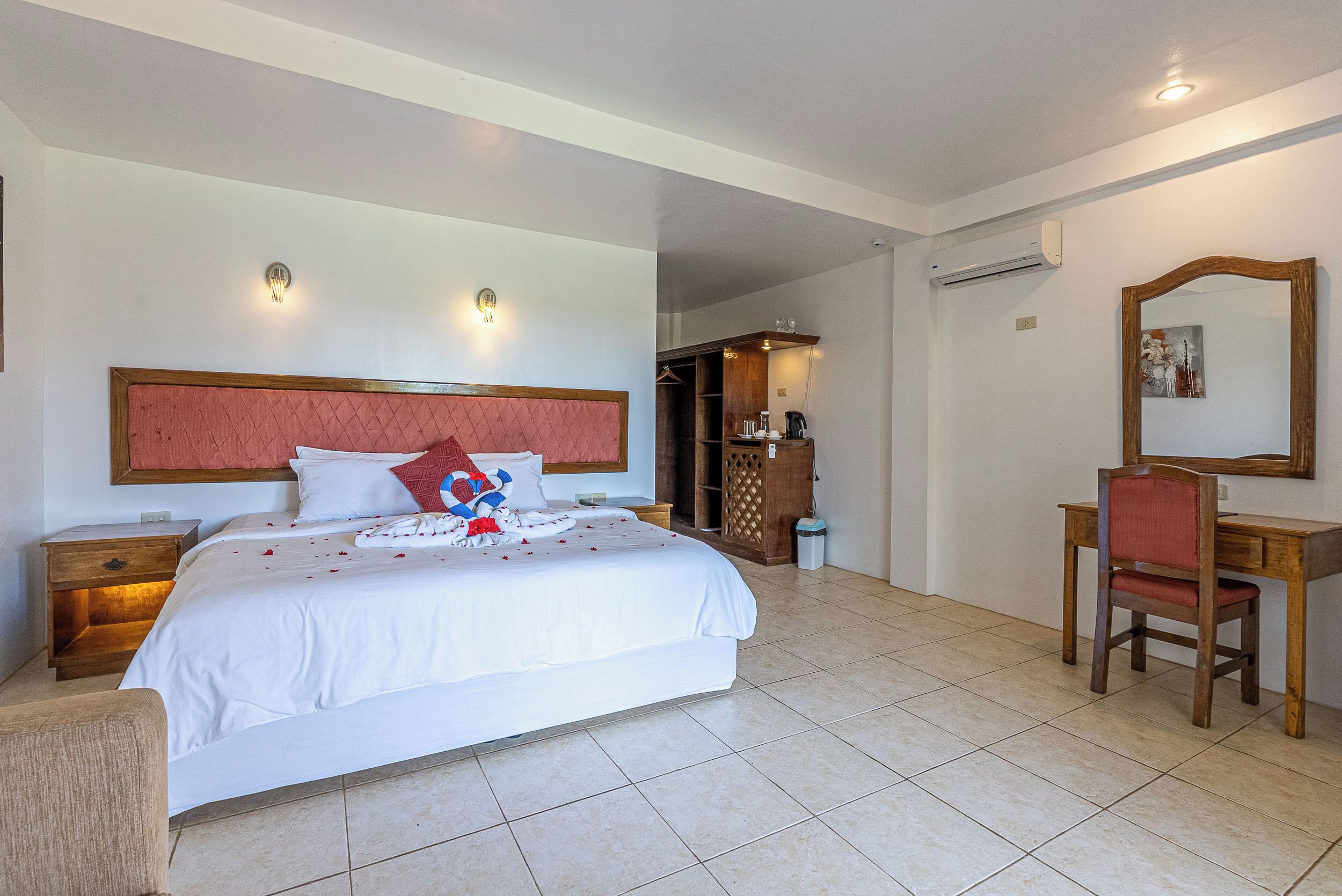 room, garden view | minibar, in-room safe, desk, free cots/infant beds