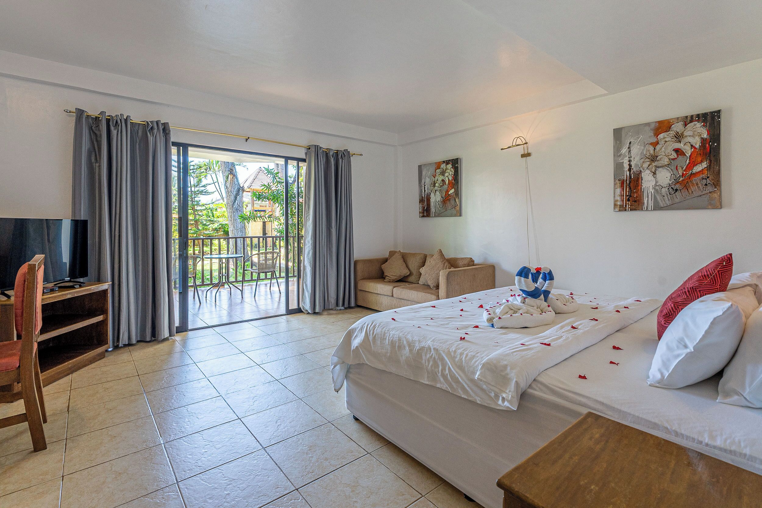 room, garden view | minibar, in-room safe, desk, free cots/infant beds