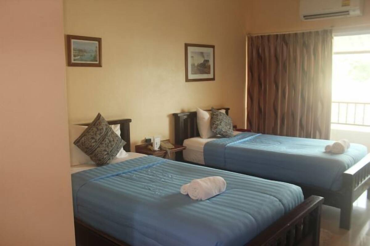 Escritorio, espacio para trabajar con laptop y wifi gratis