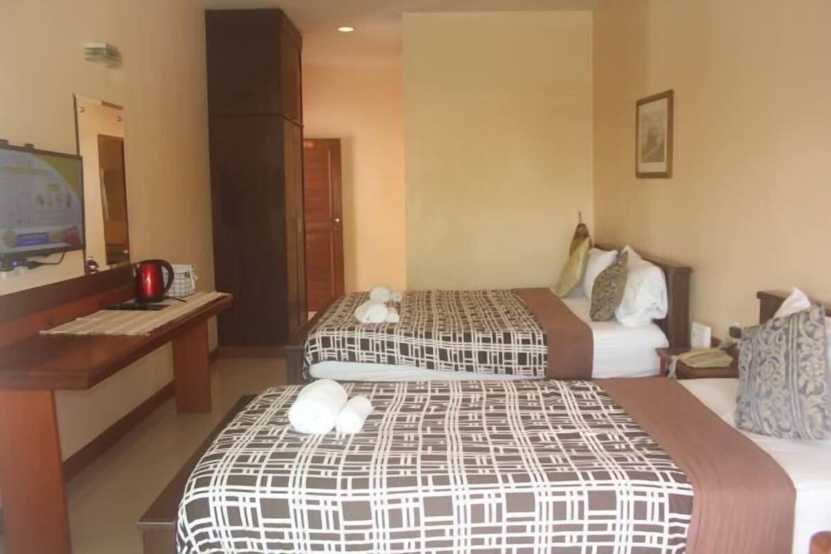 Skrivebord, skrivebord for bærbar PC og wi-fi (inkludert)