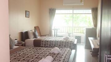 Bureau, espace de travail pour ordinateur portable, Wi-Fi gratuit