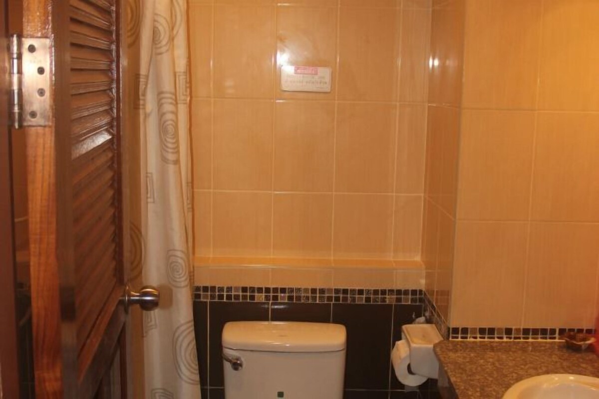 Bathroom | Shower, free toiletries, hair dryer (on request)