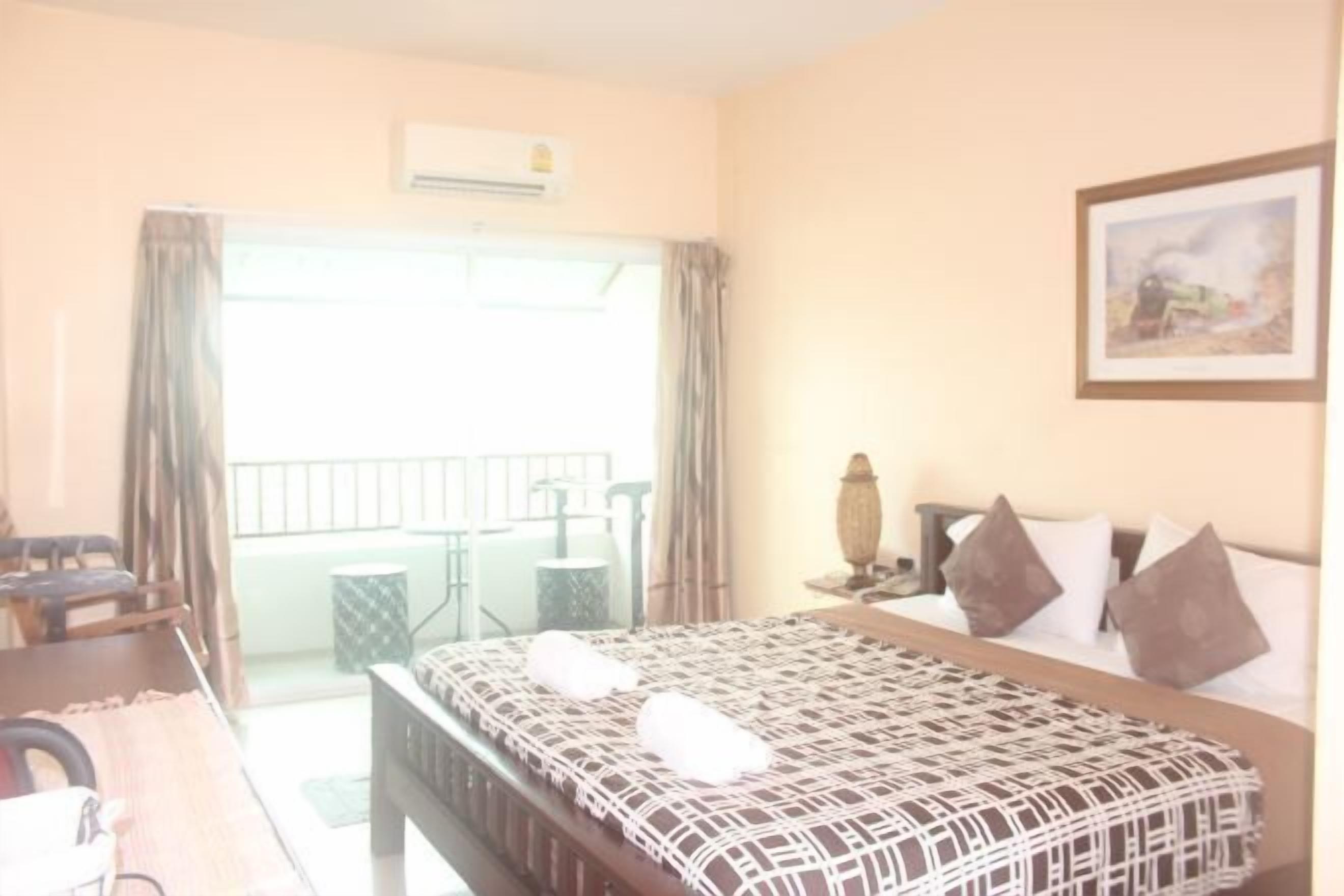 Schreibtisch, laptopgeeigneter Arbeitsplatz, kostenloses WLAN