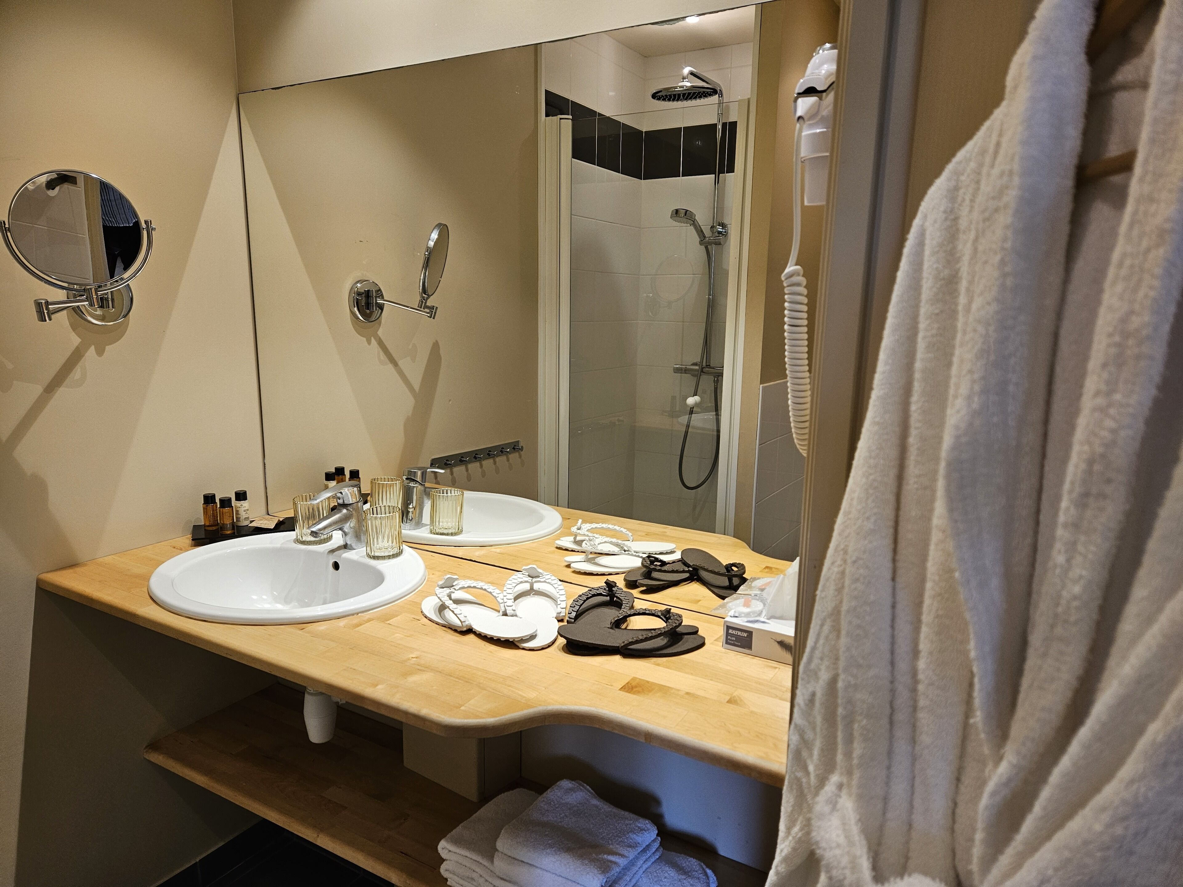 standard double room (8) | bathroom | free toiletries, hair dryer, bathrobes, slippers