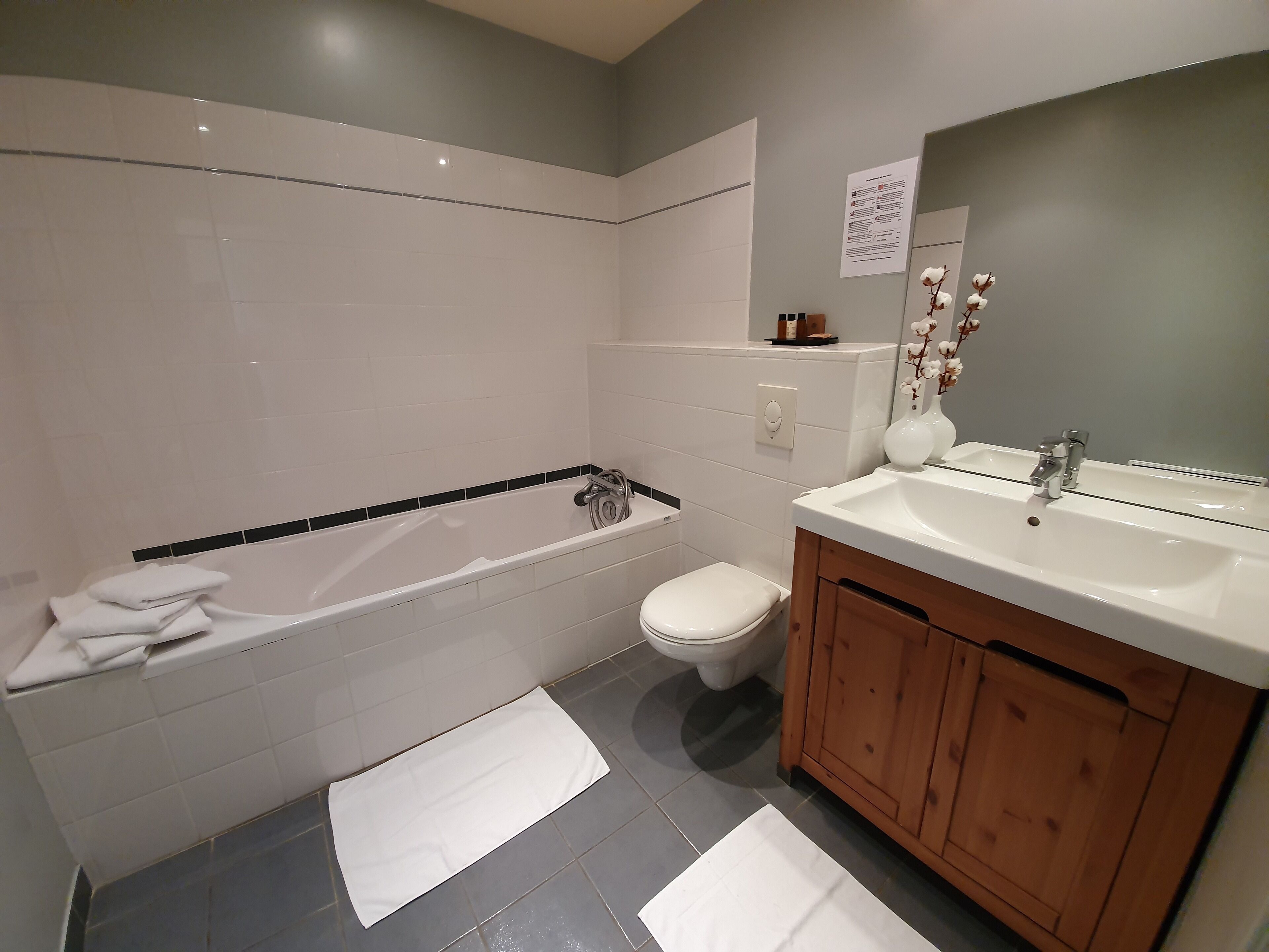 comfort double room (10) | bathroom | free toiletries, hair dryer, bathrobes, slippers