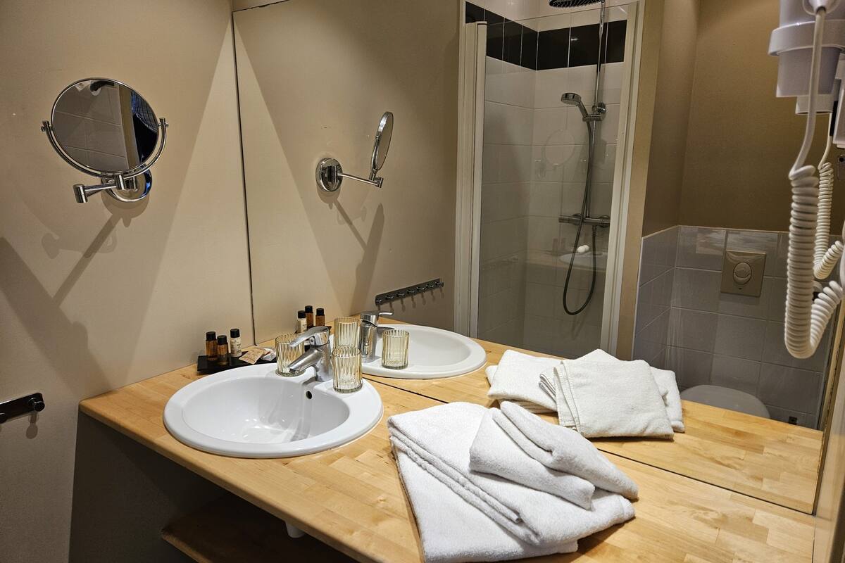 standard double room (8) | in-room safe, iron/ironing board, free wifi