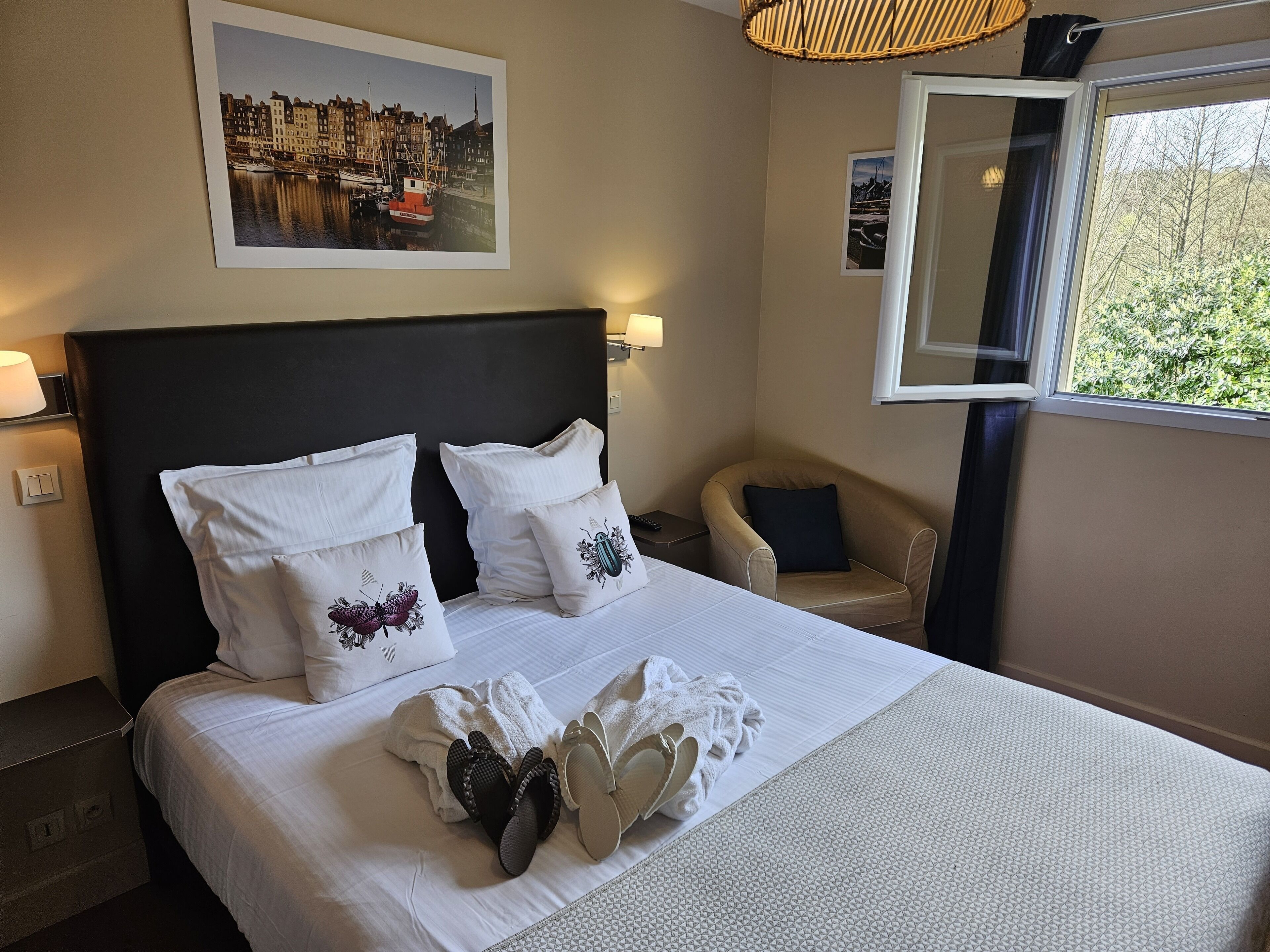 standard double room (8) | in-room safe, iron/ironing board, free wifi
