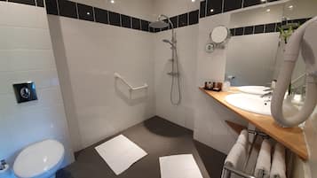 Habitación doble Grand (Spacieuse 7) | Caja de seguridad en la habitación y tabla de planchar con plancha
