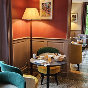 Bữa sáng buffet hàng ngày (15 EUR/mỗi người) 