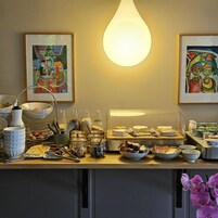 Un bufé de desayuno con distintos alimentos y acompañamientos.