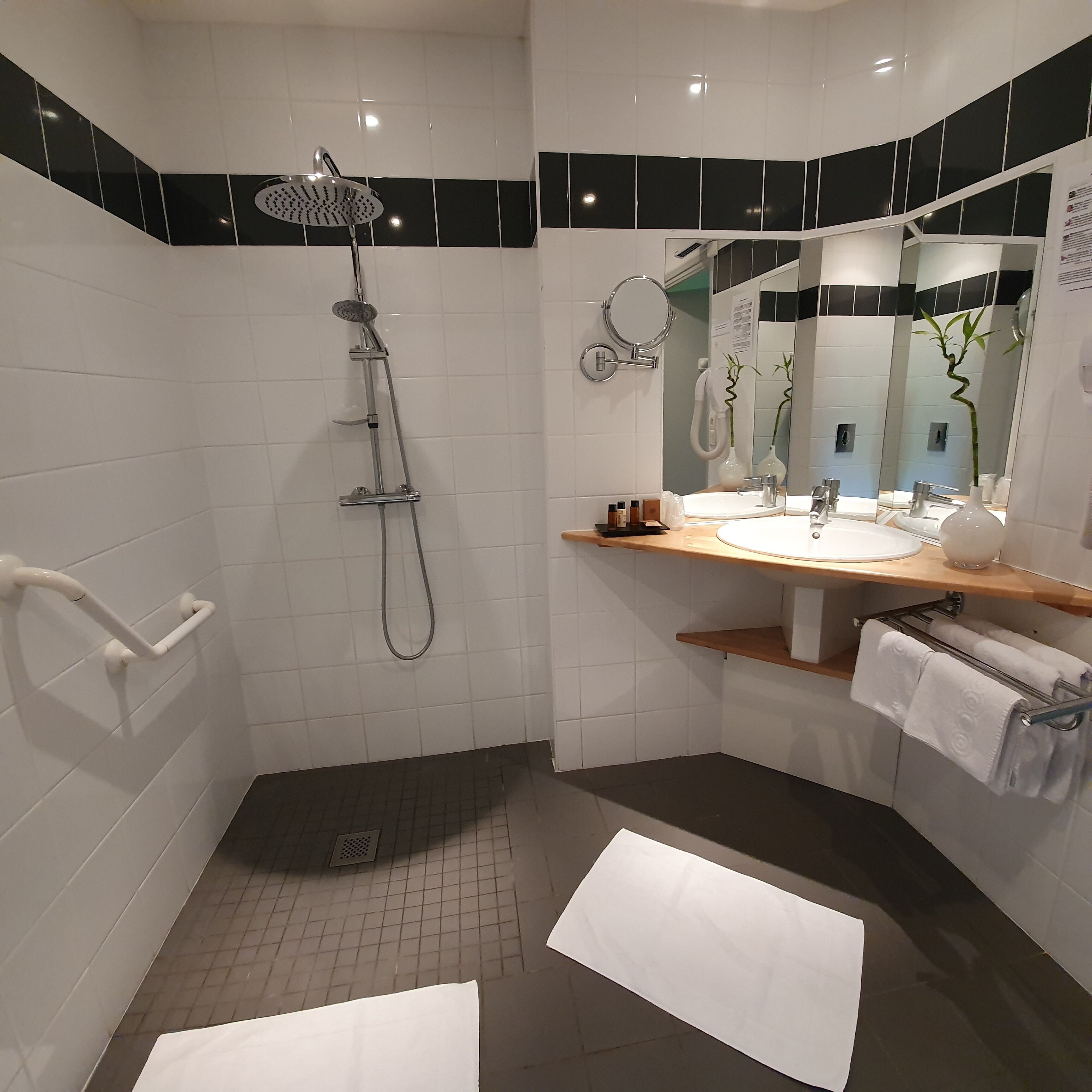 grand double room (spacieuse 7) | bathroom | free toiletries, hair dryer, bathrobes, slippers