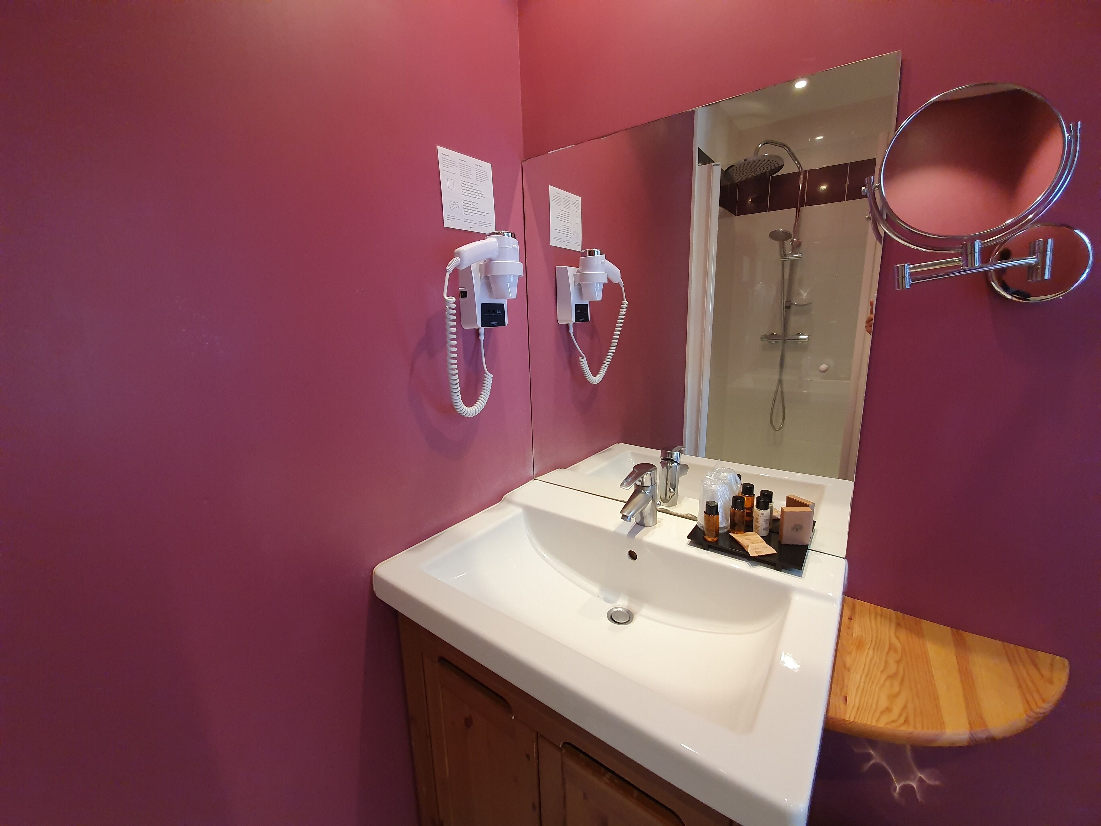 standard double room (9) | bathroom | free toiletries, hair dryer, bathrobes, slippers