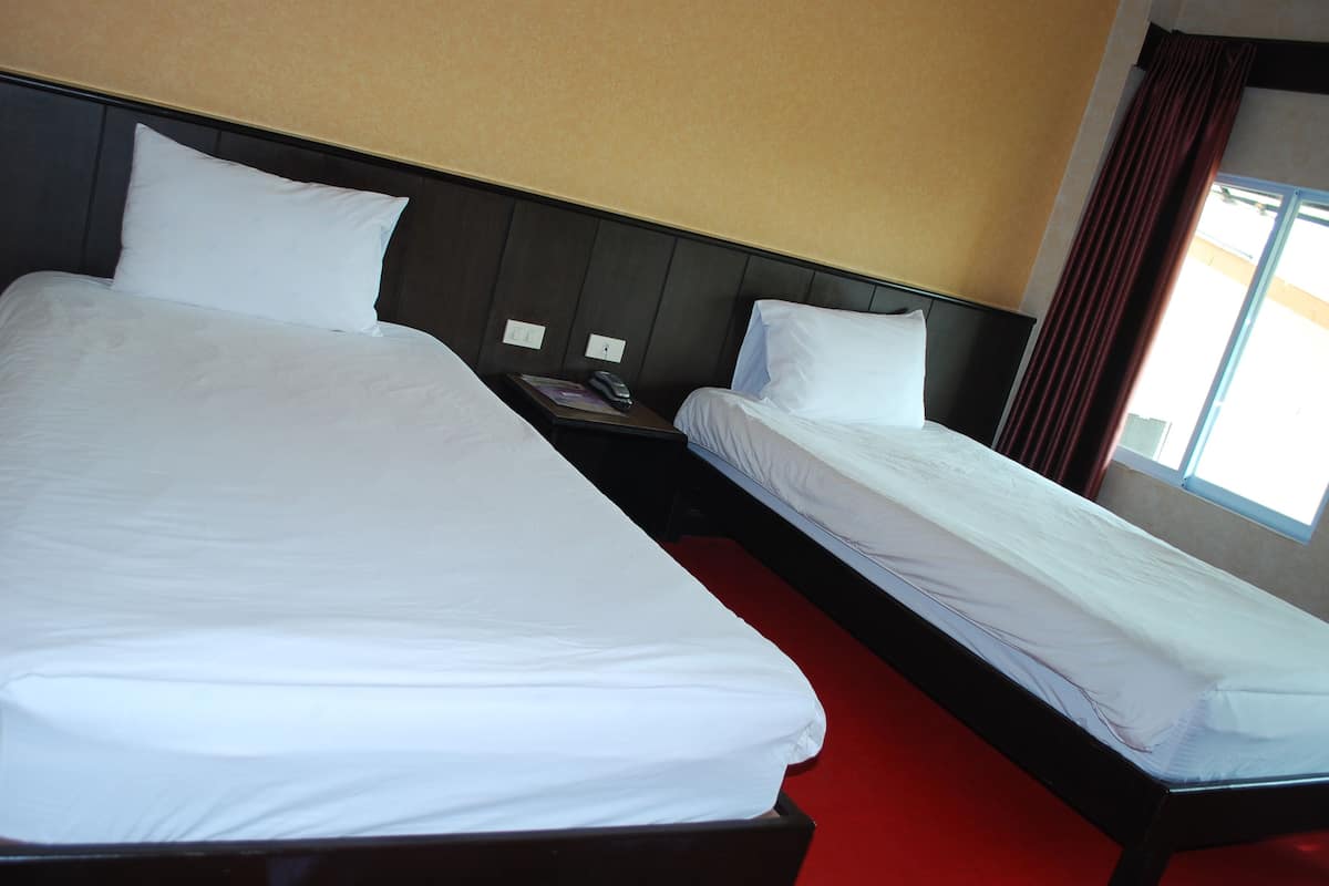 Standard Room / Twin Bed | Een minibar, een bureau, extra bedden, gratis wifi