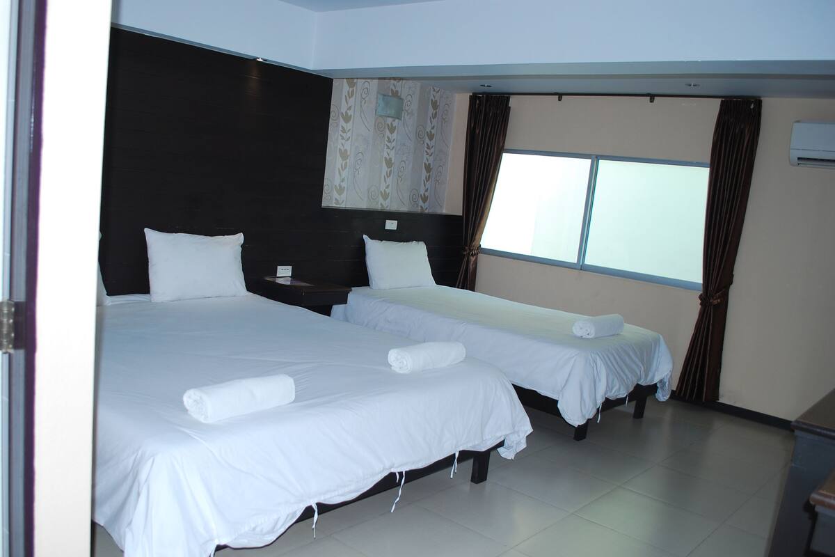Triple Room | Minibar, desk, rollaway beds, free WiFi