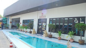 Pintu masuk properti