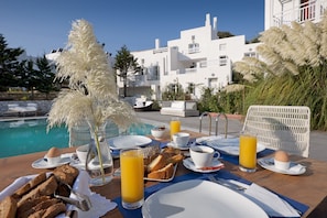 Free daily continental breakfast - Villas Lino (Skiros)
