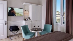 Habitación con 1 cama doble o 2 individuales, vistas a la ciudad | Zona de estar | Televisión LED de 42 pulgadas con canales por satélite, una televisión