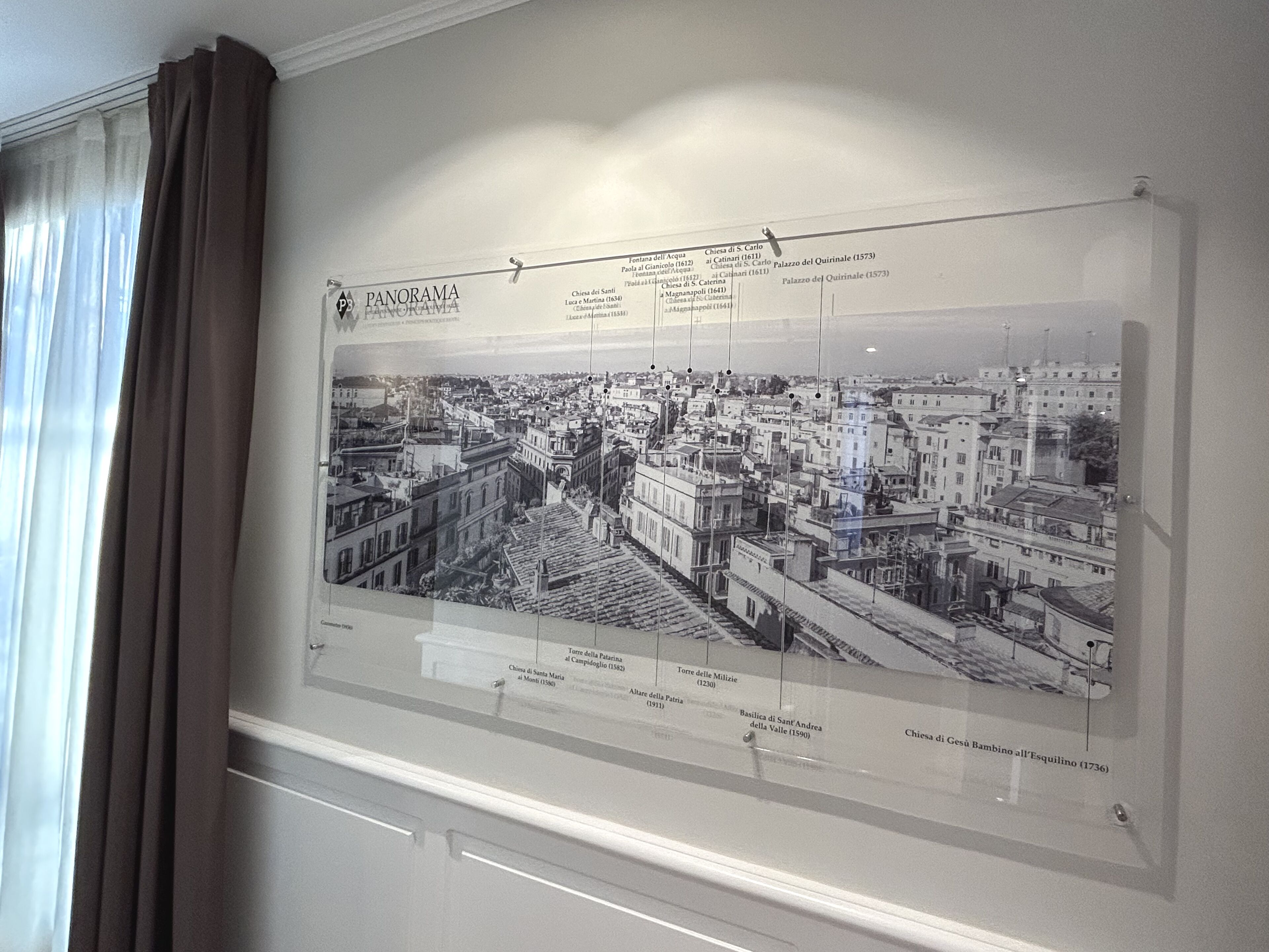 Vista panorámica de un paisaje urbano con puntos de referencia señalizados.