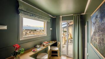 Ático, 2 habitaciones, vistas a la ciudad | Cocina privada | Cafetera o tetera y hervidor eléctrico