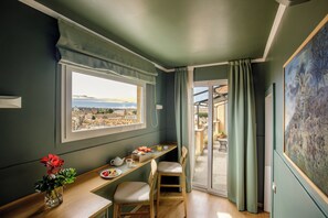 Ático, 2 habitaciones, vistas a la ciudad | Cocina privada | Cafetera o tetera y hervidor eléctrico