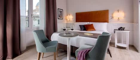 Chambre Double ou avec lits jumeaux, vue ville | Literie de qualité supérieure, matelas mémoire de forme, minibar