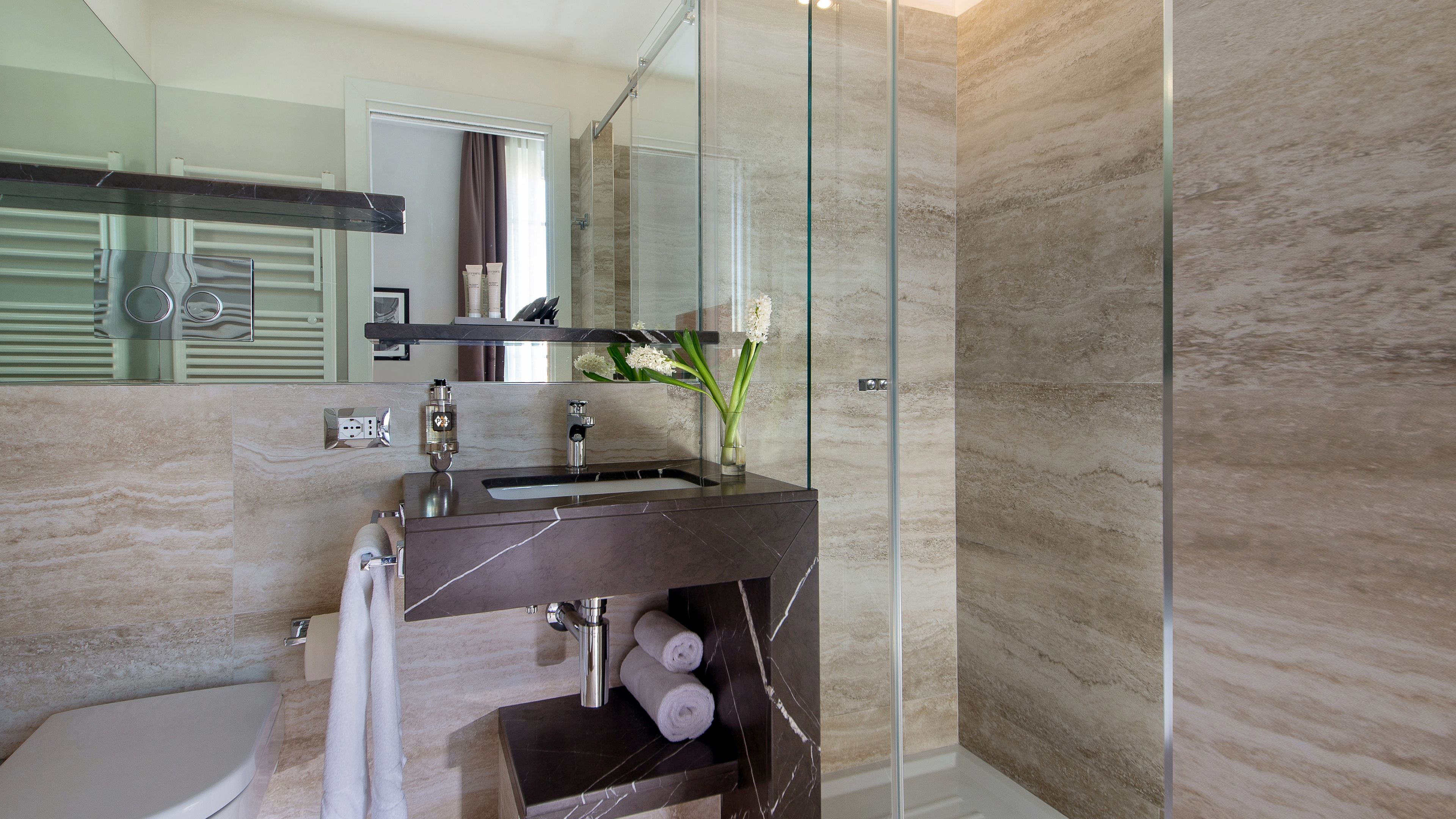 shower, rainfall showerhead, free toiletries, hair dryer