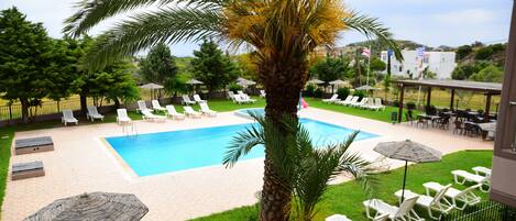 Seasonal outdoor pool, pool umbrellas, sun loungers