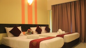 A hotel room with two beds, a headboard, a wall-mounted light, and a window with curtains. - Sun Inns D'mind 3 Seri Kembangan (Seri Kembangan)