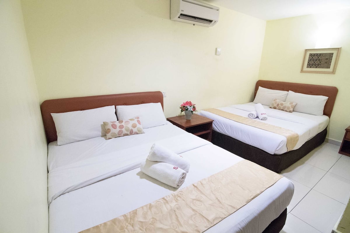 Kamar Keluarga (Family 4 No Window - Connecting Room) | Meja kerja, Wi-Fi gratis, dan seprai linen