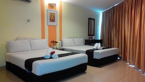 Family 4 Window - Connecting Room | Desk, free WiFi, bed sheets - Sun Inns D'mind 3 Seri Kembangan (Seri Kembangan)