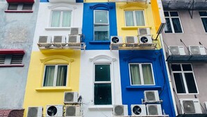 A multi-story building with balconies and air conditioning units. - Sun Inns D'mind 3 Seri Kembangan (Seri Kembangan)