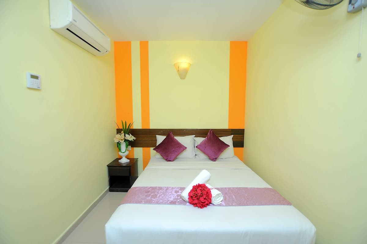 Deluxe No Window | Meja kerja, Wi-Fi gratis, dan seprai linen