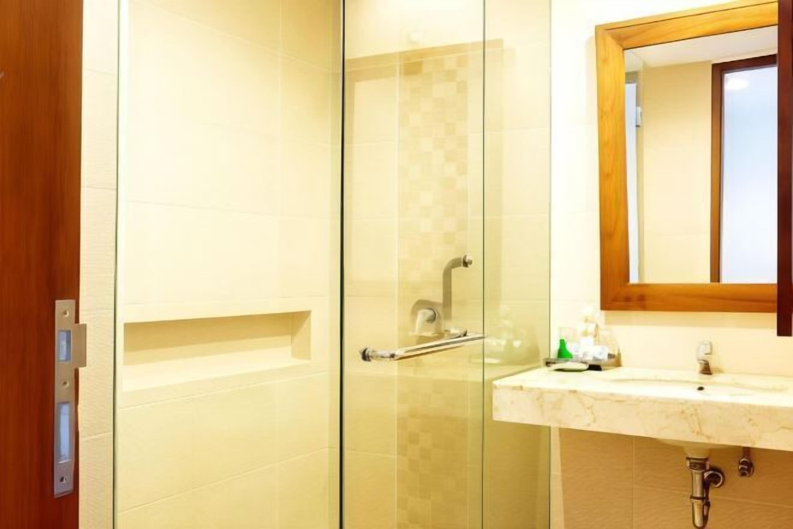 Baño | Ducha, artículos de higiene personal gratuitos y secador de pelo