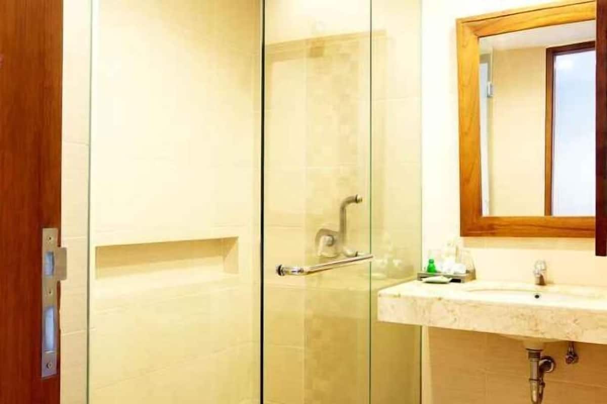 Shower, free toiletries, hair dryer, slippers