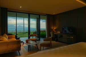Ocean Suite | Living area | 20-inch flat-screen TV with cable channels, TV