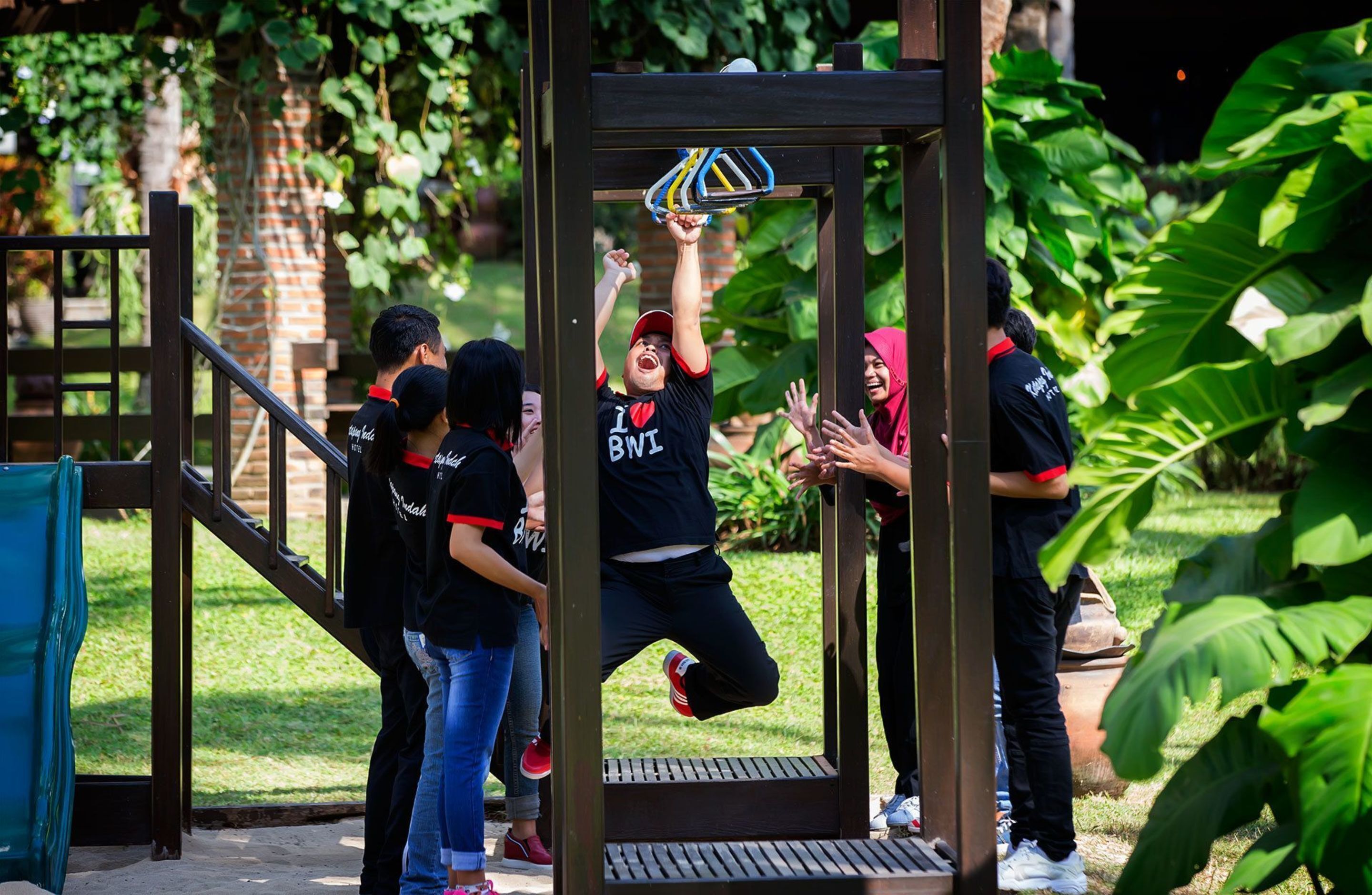Una estructura de juegos con un niño trepando una escalera.