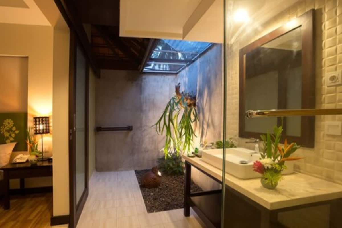 shower, free toiletries, hair dryer, slippers