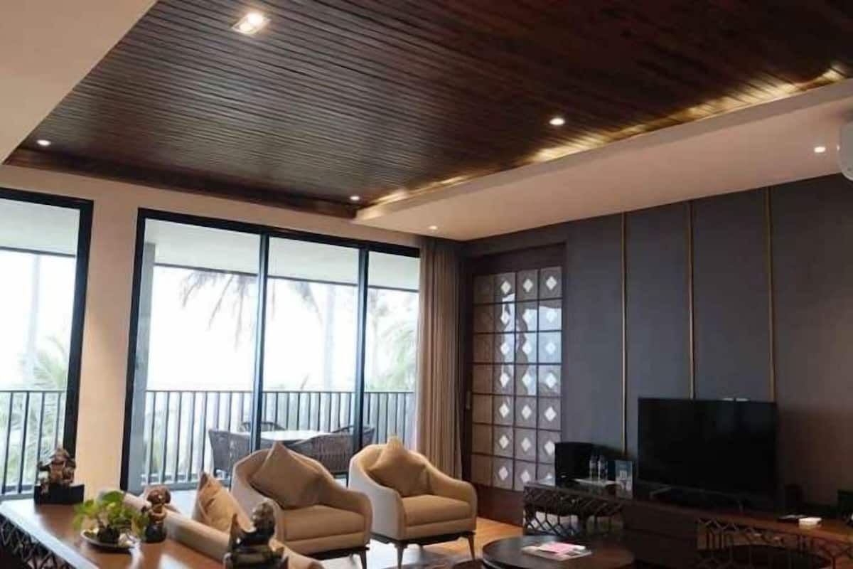 Living area | 20-inch flat-screen TV with cable channels, TV