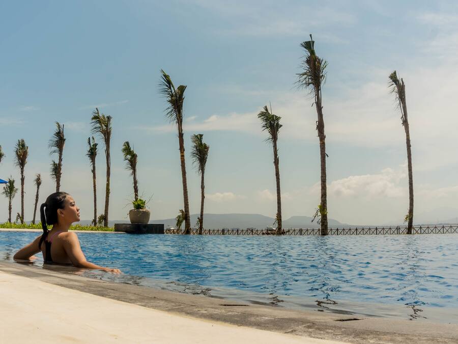 2 udendørs pools, åben fra kl. 08.00 til kl. 20.00, parasoller