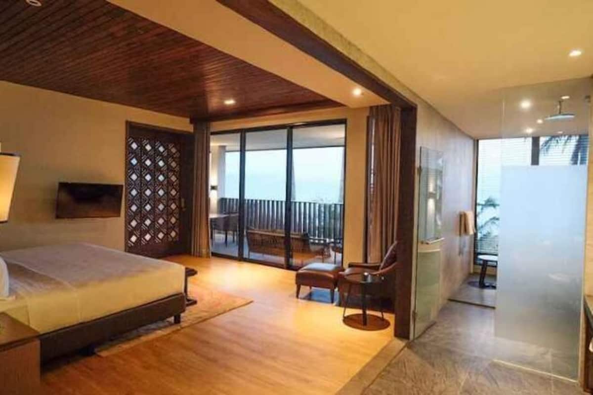 In-room safe, desk, laptop workspace, iron/ironing board