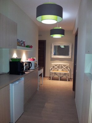 Peti sejuk, ketuhar gelombang mikro, pembancuh kopi/teh 