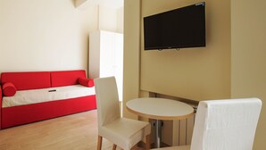 Quadruple Room | Living area | Flat-screen TV - Trastevere Chic (Rome)