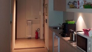 Coffee/tea maker, fridge, microwave, cookware/dishes/utensils - Trastevere Chic (Rome)